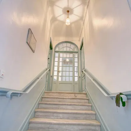 Beautiful Spacious Air Conditioned - Center *