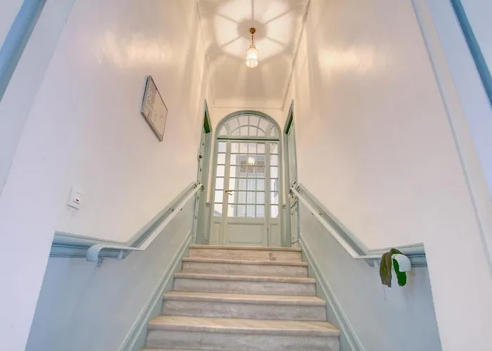 Beautiful Spacious Air Conditioned - Center *
