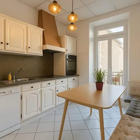 Beautiful Spacious Air Conditioned - Center Apartmán *