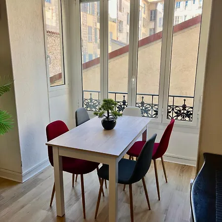 Beautiful Spacious Air Conditioned - Center Nice