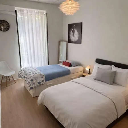 Beautiful Spacious Air Conditioned - Center