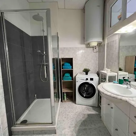 Beautiful Spacious Air Conditioned - Center
